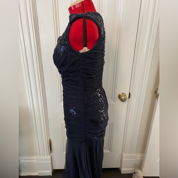 Tadashi Shoji evening gown - Picture 3 of 7